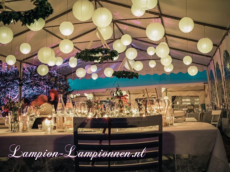 lanternes blanches au mariage dans la tente de fête, décoration de mariage lanternes lumineuses, weiße Laternen bei der Hochzeit im Festzelt, boosuchtete Laternen der Hochzeitsdekoration, Lanternes blanches au mariage sous chapiteau 3