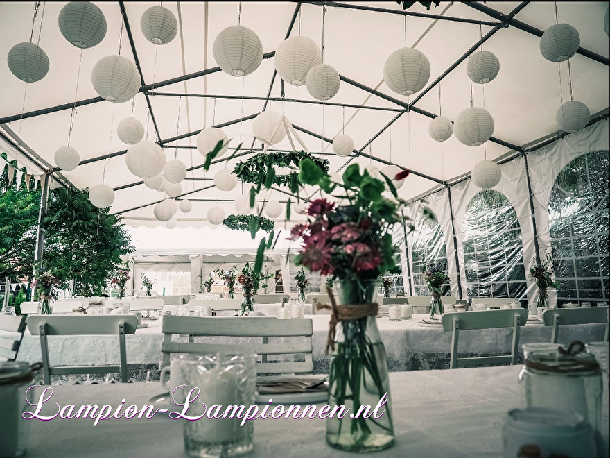 lanternes blanches au mariage dans la tente de fête, décoration de mariage lanternes lumineuses, weiße Laternen bei der Hochzeit im Festzelt, boosuchtete Laternen der Hochzeitsdekoration, Lanternes blanches au mariage sous chapiteau 2