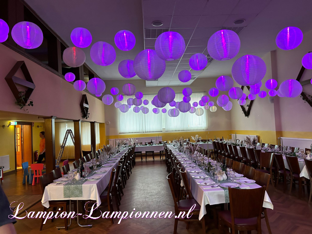 Weiße Lampions mit Lichtdekoration beim Hochzeitsessen