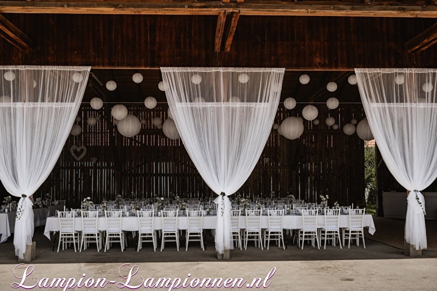 witte lampionnen op bruiloft weiße lampions bei hochzeit mariage