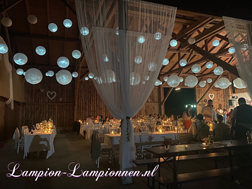 weiß beleuchtete led-laternen zur hochzeit weiße lampions bei hochzeit mariage