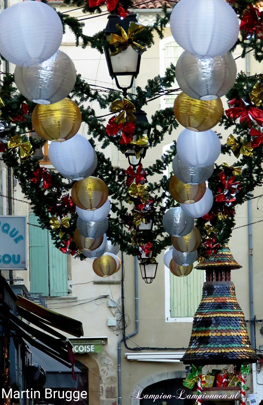 Lampions en nylon argent blanc or pour usage extérieur sur câbles dans la rue commerçante d'Anduze