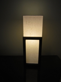 Lamp "Kuchi"  Hoogte 40 cm ,mooie strakke vormgeving, houten frame met verstevigd Japans papier.