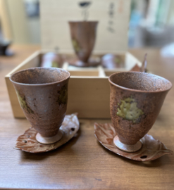 Thee / koffie mokjes met aparte gietijzeren trivets "Herfstblaadjes" in houten kado kistje