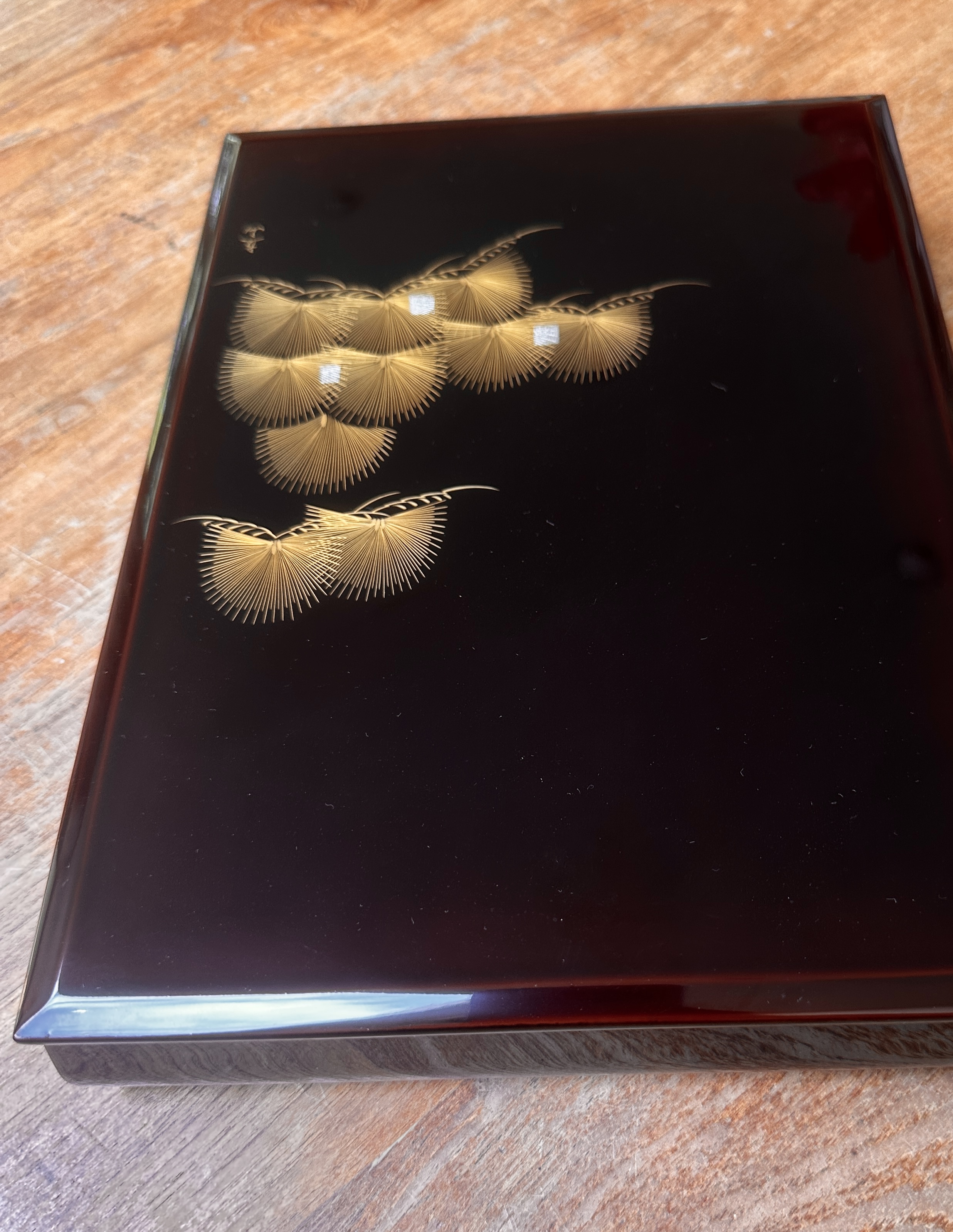 Opbergdoos in Japans lakwerk " Pijnboomtakjes"