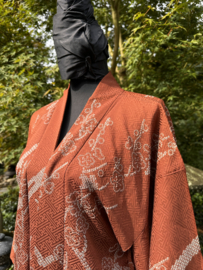 Kort zijden kimono jasje in terra herfstkleur.