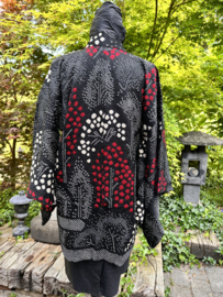 Zijden kimono jasje " natuurtafereel met rode besjes" Shibori-zijde techniek