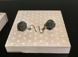 "Origami jewel" Japanse oorbelletjes, zwart/wit of goudkleurig