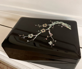 Ruime Japanse lakdoos met  afbeelding van Kersenbloesem (techniek "Mother in pearl)"