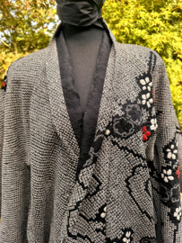 Zijden kimono jasje in Shibori techniek "kersenbloesem in rood / wit"