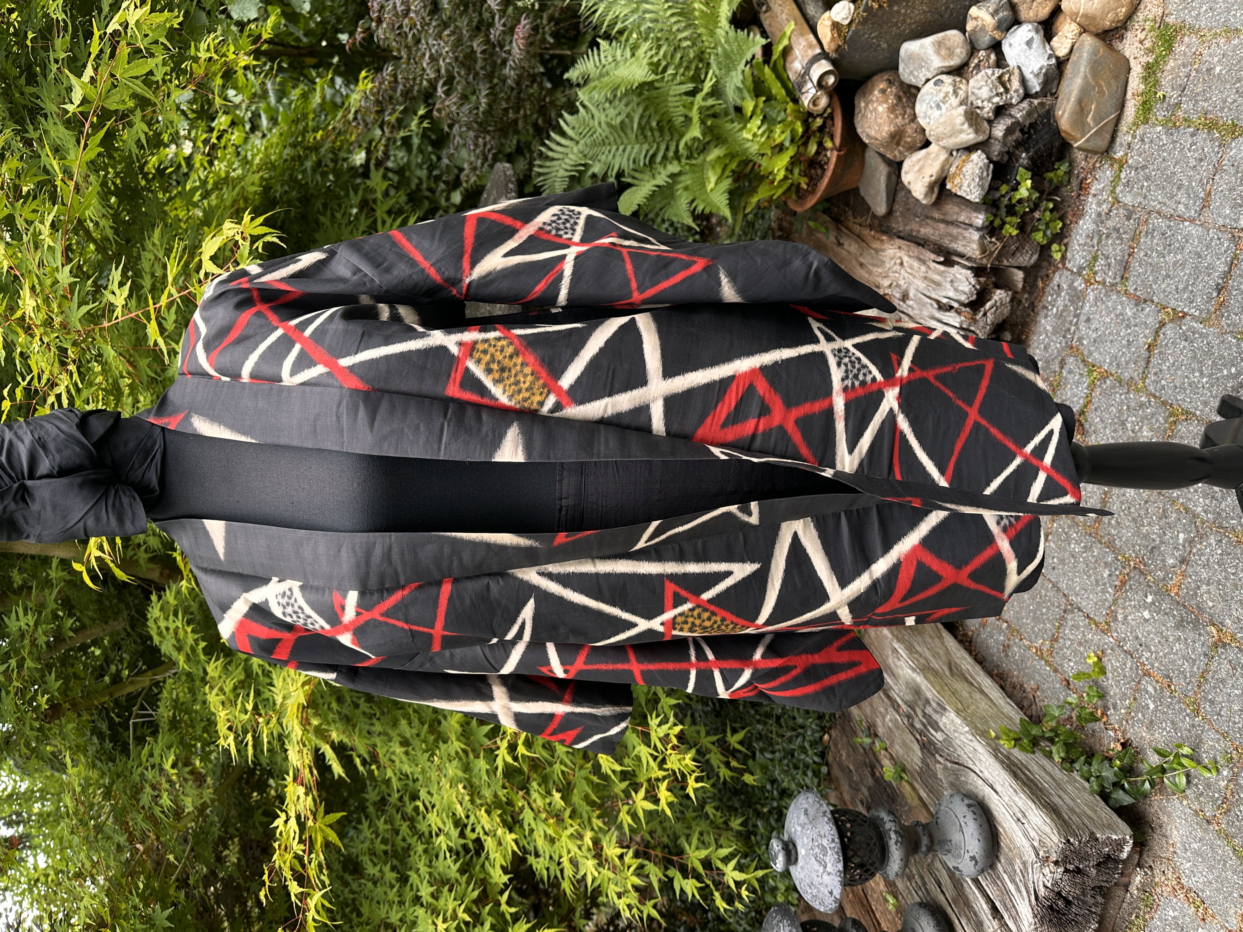 Zijden kimono jasje " Ikat met grafische motieven"
