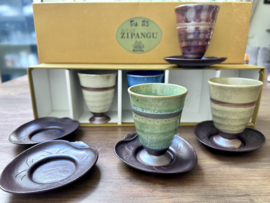 Thee / koffiemokjes op voetje inclusief gietijzeren trivet in bladvorm