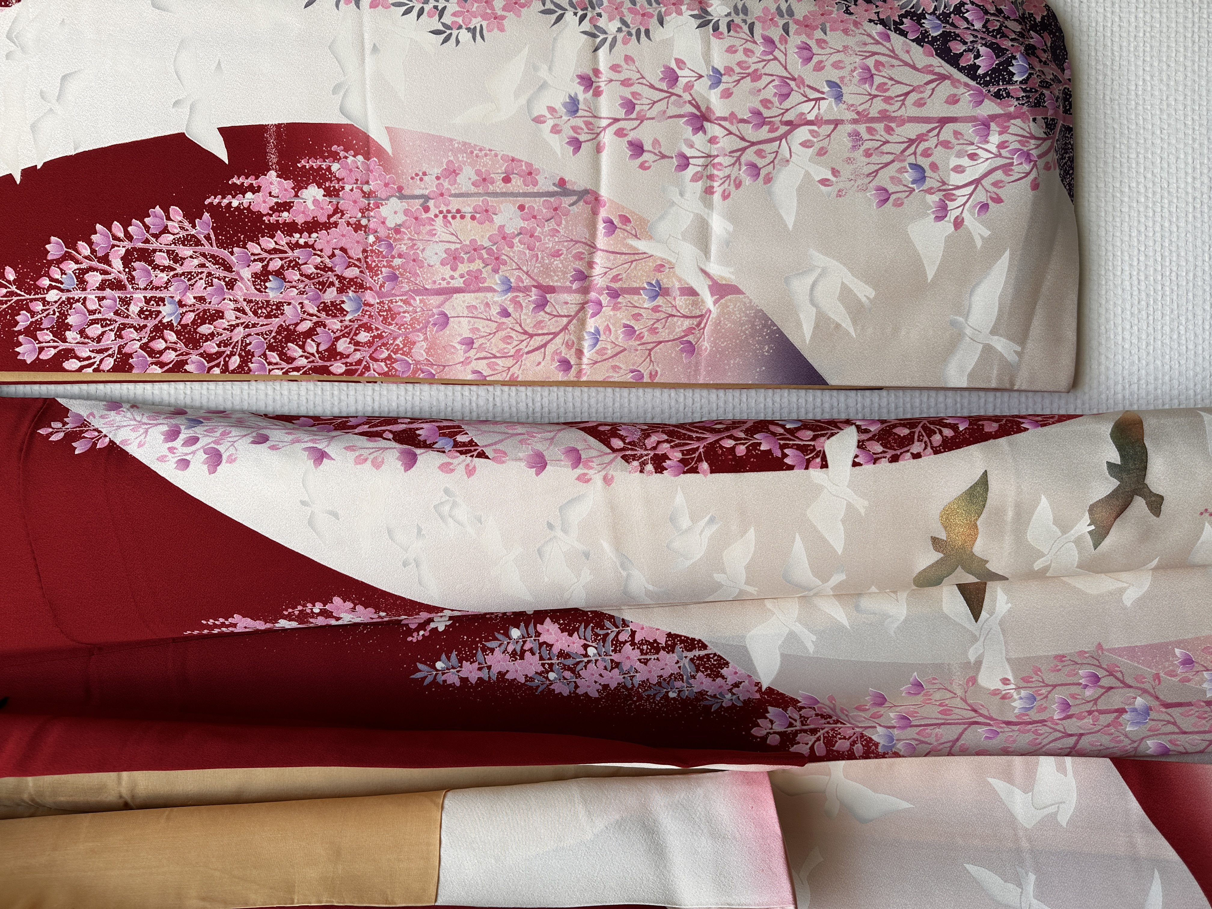 Lange zijden kimono "Vliegende vogels rond bomen"