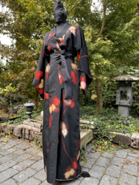 Kimono in zijde met rode voering en ingeweven bloem patronen