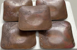 bronzen trivets ( antiek ) in houten kistje
