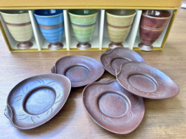 Thee / koffiemokjes op voetje inclusief gietijzeren trivet in bladvorm