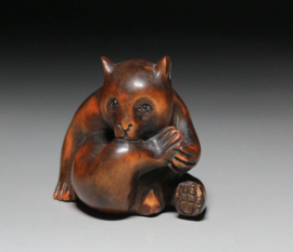 Japanse netsuke uit buxushout gesneden " Beertje "