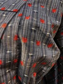 Zijden kimono zilvergrijs met ingeweven rode accenten