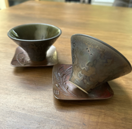 bronzen trivets ( antiek ) in houten kistje