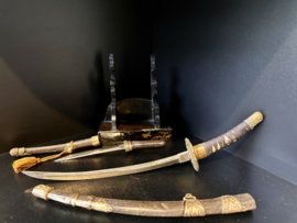 Antieke Miniatuur Samurai zwaarden met lakstandaard