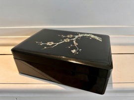 Ruime Japanse lakdoos met  afbeelding van Kersenbloesem (techniek "Mother in pearl)"