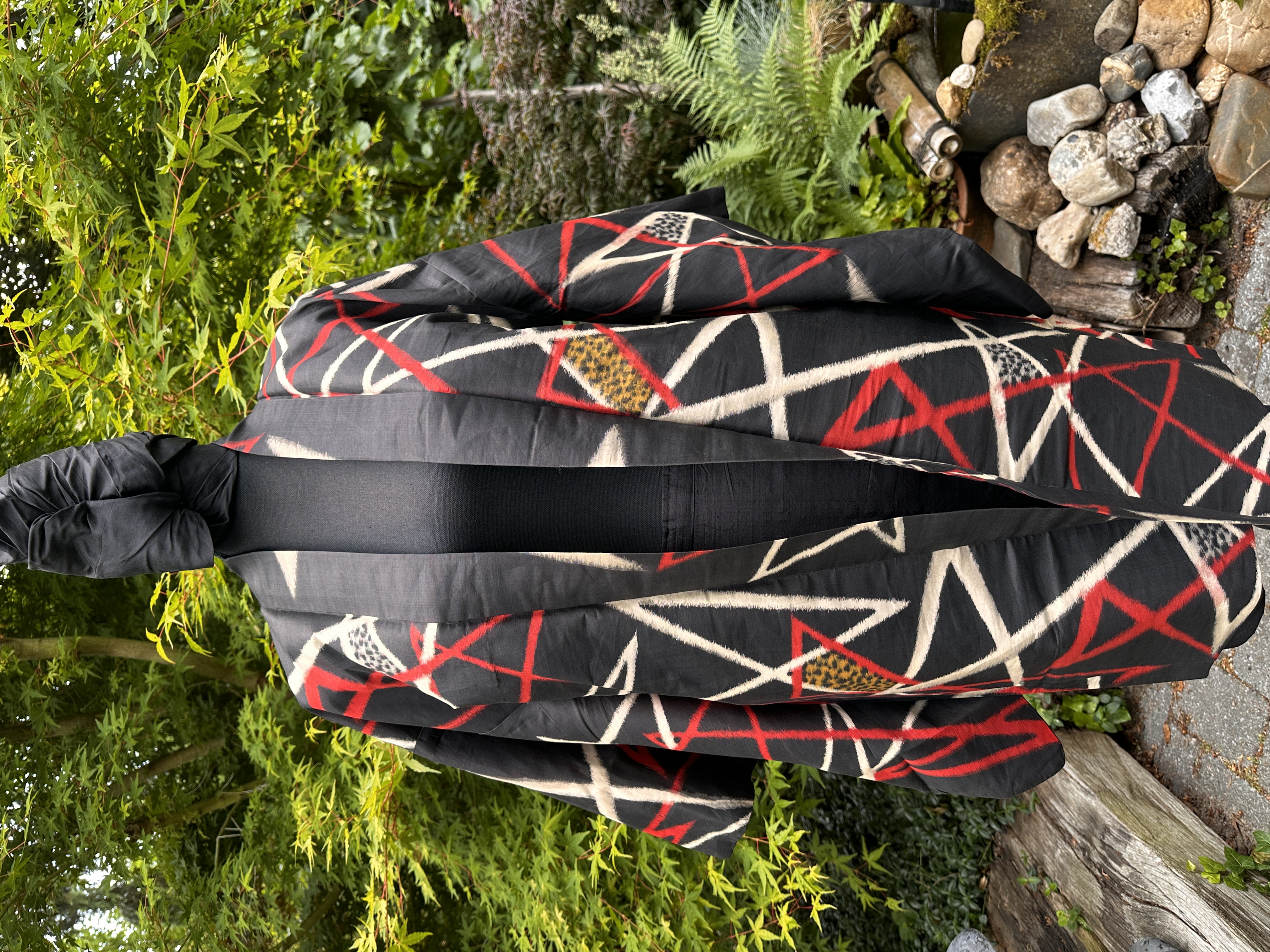 Zijden kimono jasje " Ikat met grafische motieven"