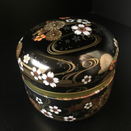 Japans  theebusje tin in lakwerk, beschilderd met kersenbloesem Ø 9 cm. H. 8 cm.