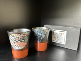 2 mokken Japans Arita porselein verpakt in kado doosje per paar
