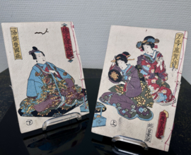 2 antieke Japanse boekjes met orginele prentkunst, kleuren kaft met 2 geisha's en Japanse minister, EDO-Periode