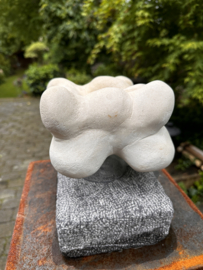 Sculptuur in witte albast op sokkel " Verbintenis `'