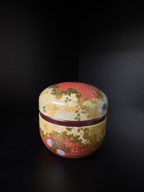 Japans  theebusje tin in lakwerk, beschilderd met kersenbloesem Ø 9 cm. H. 8 cm.