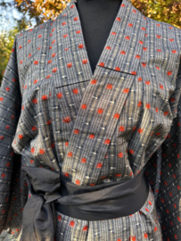 Zijden kimono zilvergrijs met ingeweven rode accenten
