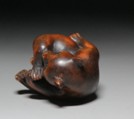 Japanse netsuke uit buxushout gesneden " Beertje "