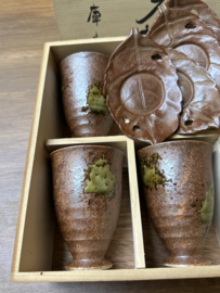 Thee / koffie mokjes met aparte gietijzeren trivets "Herfstblaadjes" in houten kado kistje