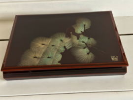 Sieraden/ documenten doos in handgeschilderd Japans lakwerk " Pijnboom takjes"