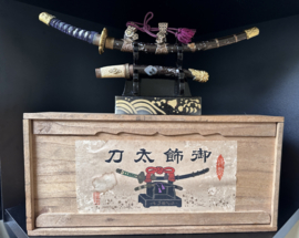 Antieke Miniatuur Samurai zwaarden met lakstandaard