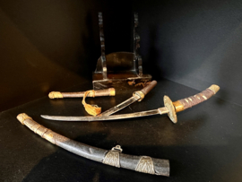 Antieke Miniatuur Samurai zwaarden met lakstandaard