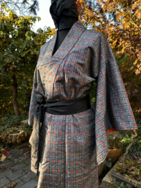 Zijden kimono zilvergrijs met ingeweven rode accenten
