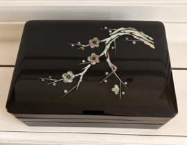 Ruime Japanse lakdoos met  afbeelding van Kersenbloesem (techniek "Mother in pearl)"