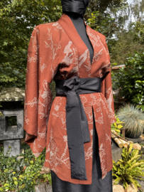 Kort zijden kimono jasje in terra herfstkleur.
