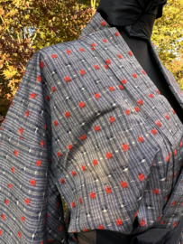 Zijden kimono zilvergrijs met ingeweven rode accenten