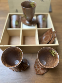 Thee / koffie mokjes met aparte gietijzeren trivets "Herfstblaadjes" in houten kado kistje