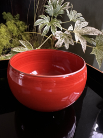 Fraaie Japans rode bowl van Aritia porselein H.10 cm ø 15 cm.