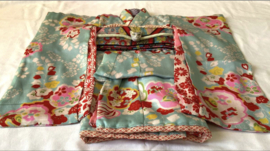 Antiek miniatuur kimonootje , zachte crèpezijde , centuurtje met poezenkopje