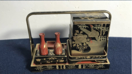 Miniatuur Hina accesoires in Japans lakwerk in orginele geisha doos
