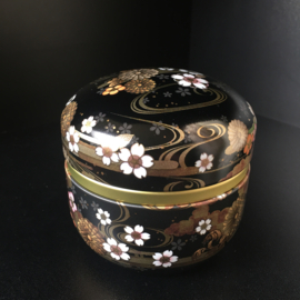 Japans  theebusje tin in lakwerk, beschilderd met kersenbloesem Ø 9 cm. H. 8 cm.