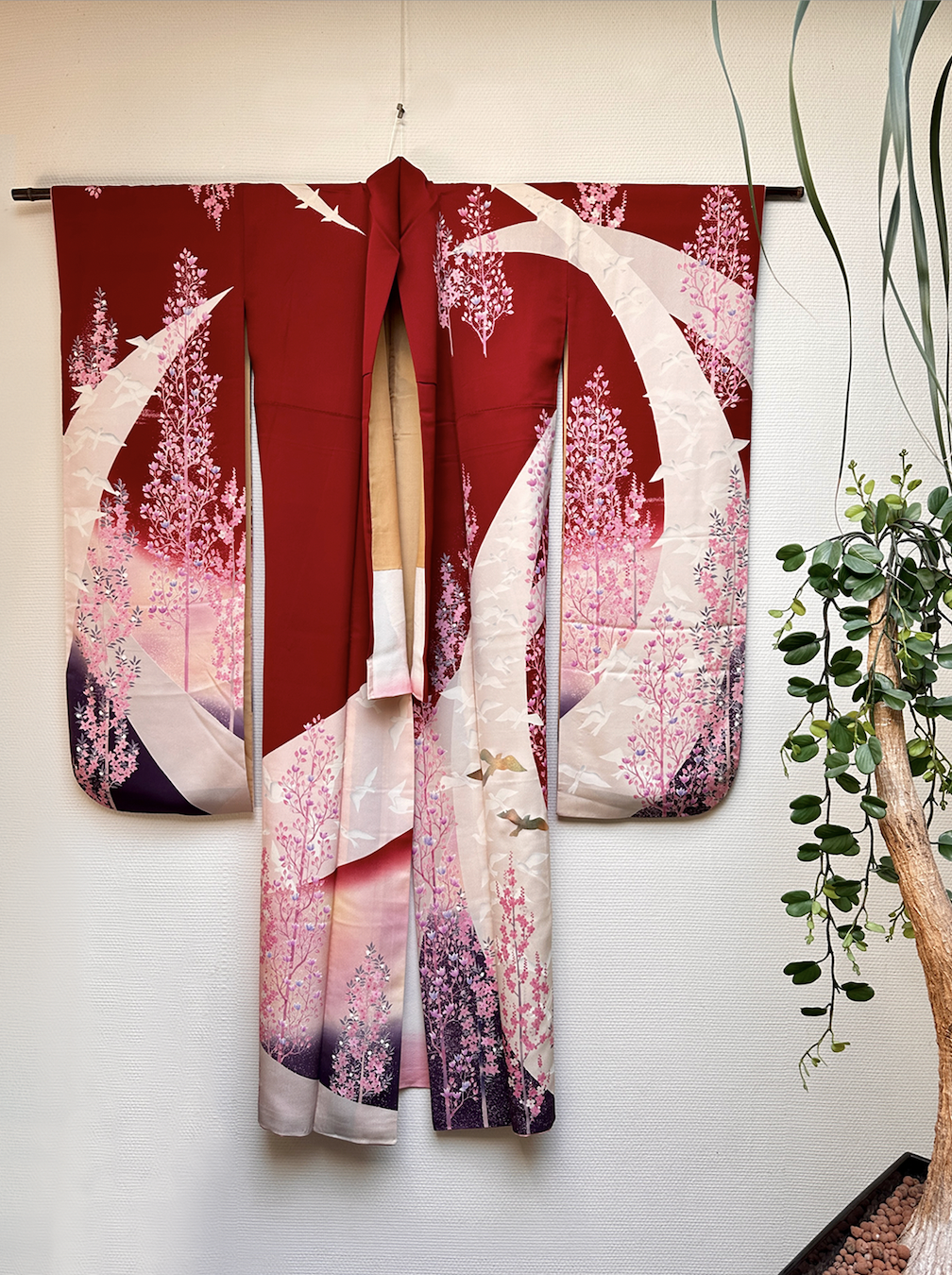 Lange zijden kimono "Vliegende vogels rond bomen"