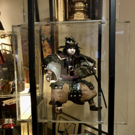 Zeer zeldzame authentieke samurai pop uit ± 1820 EDO-periode " Kato Kiyomasa" met aparte helm Hoogte 57 cm.