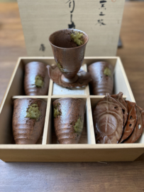 Thee / koffie mokjes met aparte gietijzeren trivets "Herfstblaadjes" in houten kado kistje