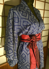 Kort shibori zijden kimono jasje "indigo blauwe waaiertjes"